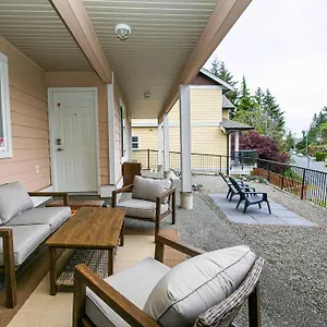 Cozy Renovated Oasis W Private Terrace & Parking Holiday home