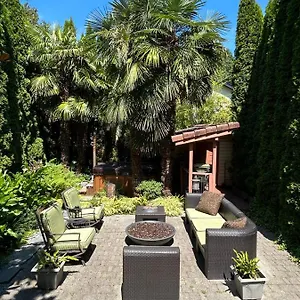 Garden Oasis Near Popular Main Street Apartment